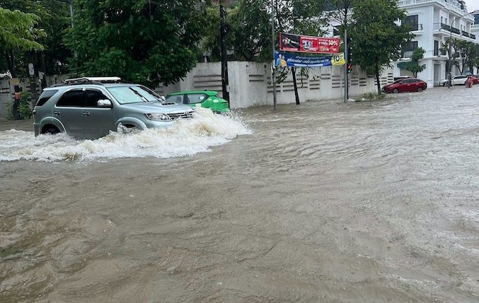 TP. Vinh (Nghệ An): Một số trường học cho học sinh nghỉ học vì mưa lớn kéo dài gây ngập cục bộ