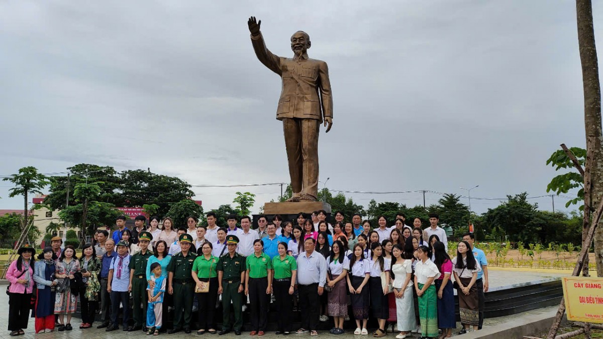 Đoàn bắt đầu chuyến tham quan sau khi chụp ảnh lưu niệm dưới tượng đài Bác Hồ, bên trong Đền thờ Anh hùng, liệt sĩ Rừng Sác – Cần Giờ.