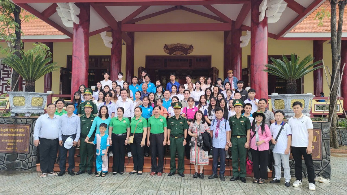 sinh viên Lào, Campuchia dâng hương tại Đền thờ Anh hùng liệt sĩ Rừng Sác.