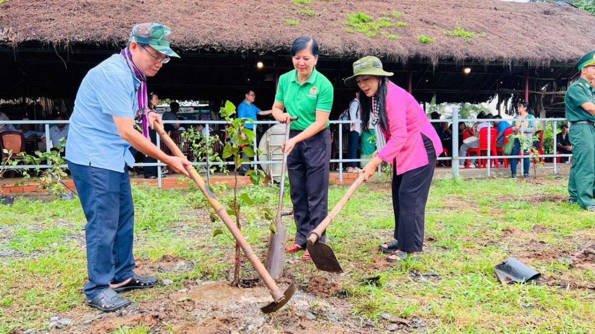 Các sinh viên Lào, Campuchia cùng Bộ đội Biên phòng trồng cây trong khuôn viên Đền thờ Anh hùng liệt sĩ Rừng Sác.