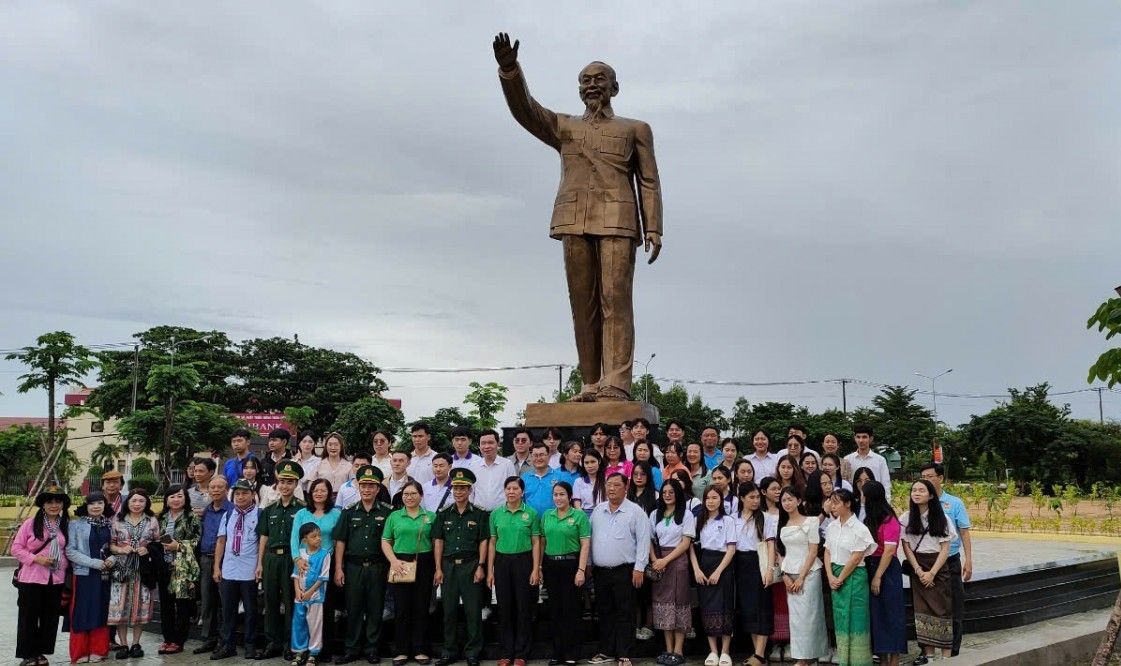 Sinh viên Lào, Campuchia trải nghiệm "một ngày làm nông dân" tại Cần Giờ