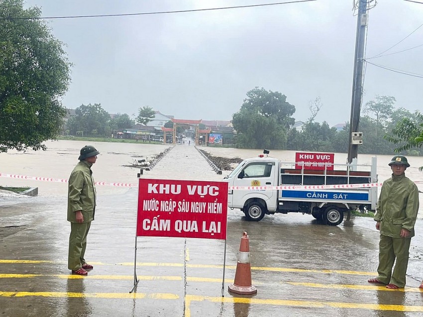 Hà Tĩnh: Khẩn cấp đưa người dân ra khỏi vùng ngập lụt