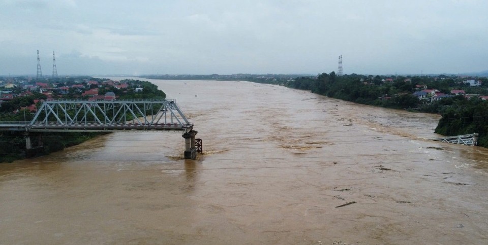 Chi hơn 9 tỷ đồng để trục vớt cầu Phong Châu và các phương tiện gặp nạn