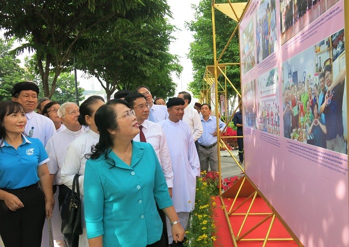 Đại biểu tham quan khu vực trưng bày các hình ảnh