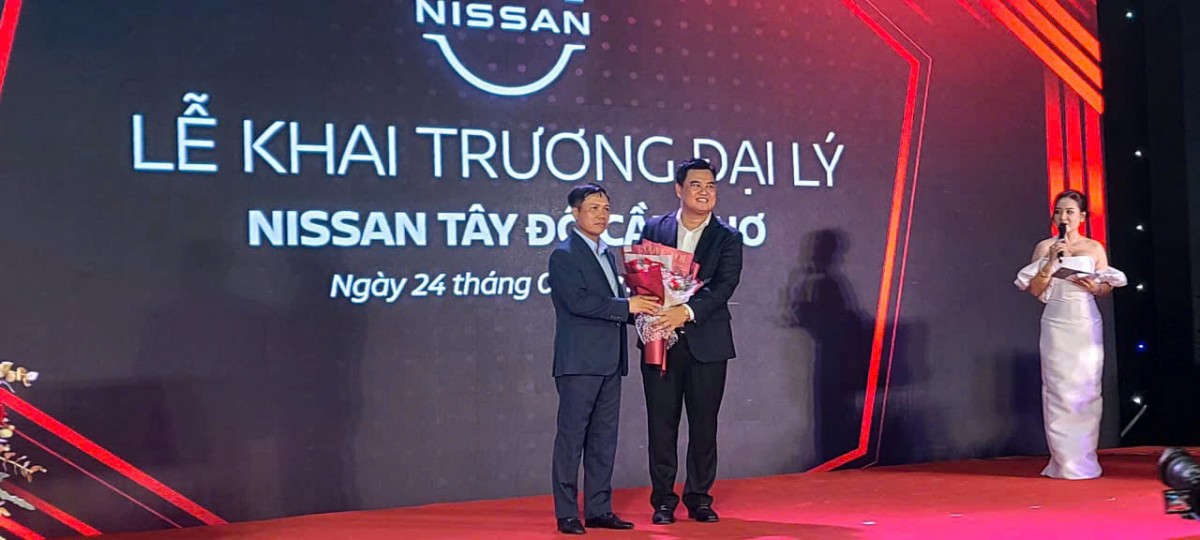 Ông Lê Trọng Thanh - TGĐ Nissan Việt Nam (bên trái), trao hoa và Uỷ nhiệm thành lập cho ông Dương Quốc Việt - TGĐ Nissan Tây Đô Cần Thơ.