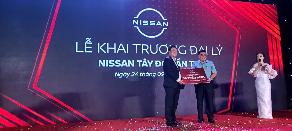 ông Dương Quốc Việt - TGĐ Nissan Tây Đô Cần Thơ, trao tặng 50 triệu đồng đến Quỹ An sinh của Quận Cái Răng (TP. Cần Thơ ).