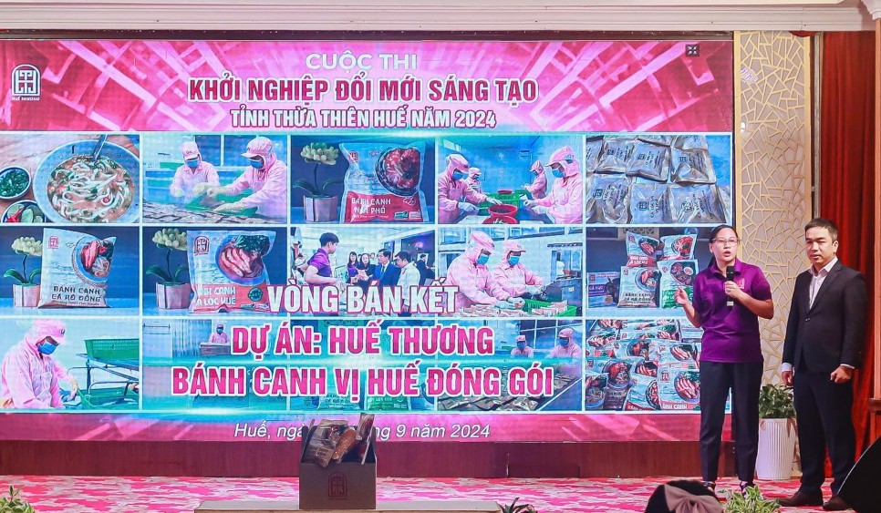 Hai bạn trẻ mang đặc sản Huế ra thế giới