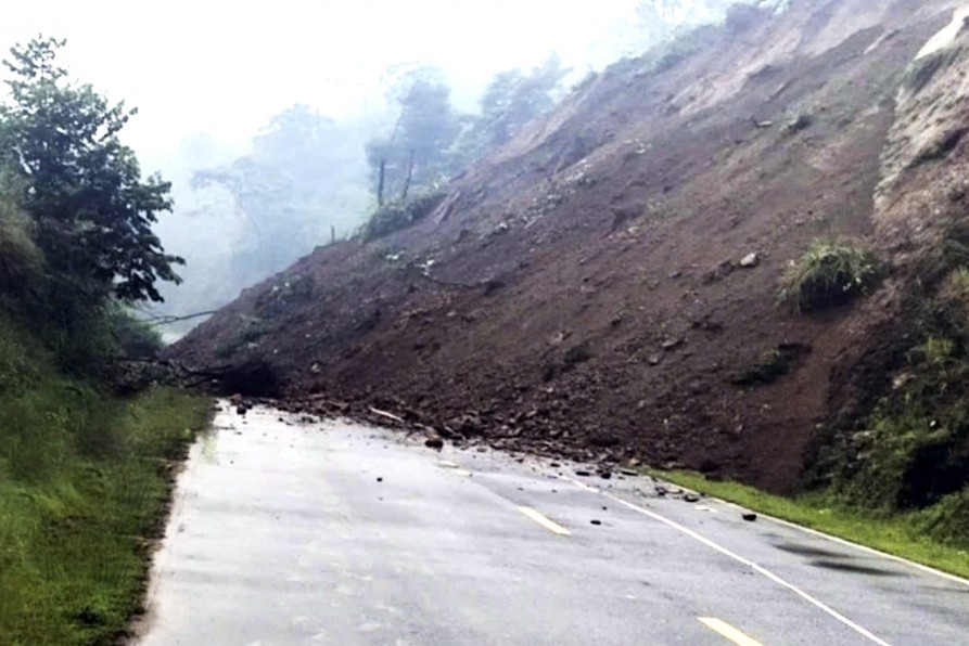 Lào Cai: Sạt lở 60.000m3 đất, tỉnh lộ bị chia cắt