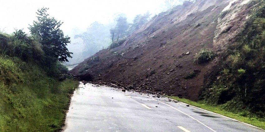 Lào Cai: Sạt lở 60.000m3 đất, tỉnh lộ bị chia cắt