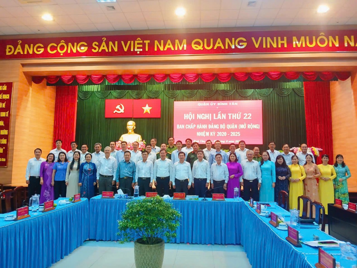 Ông Dương Ngọc Hải - Ủy viên Ban Thường vụ Thành ủy, Phó Chủ tịch UBND TP. HCM và ông Huỳnh Khắc Điệp- Bí thư Quận ủy Bình Tân chụp ảnh lưu niệm cùng các đại biểu tại hội nghị.