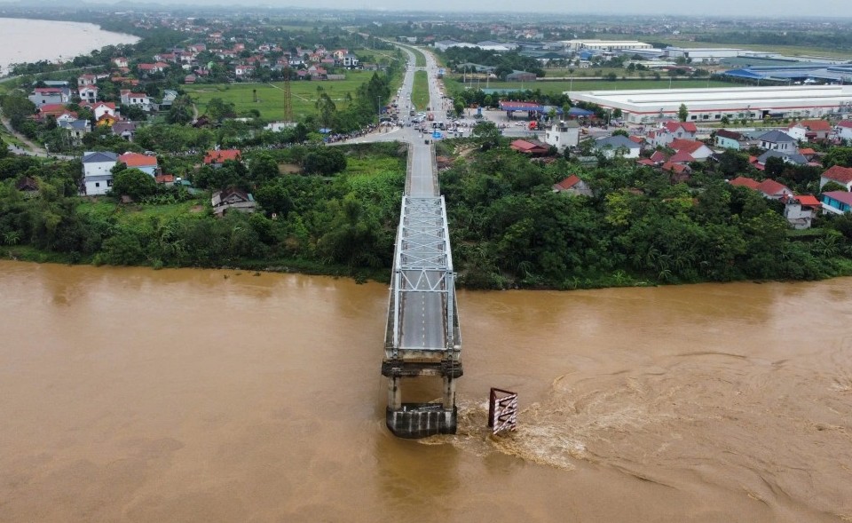 Phần còn lại của cầu Phong Châu có nguy cơ bị sập bất cứ lúc nào