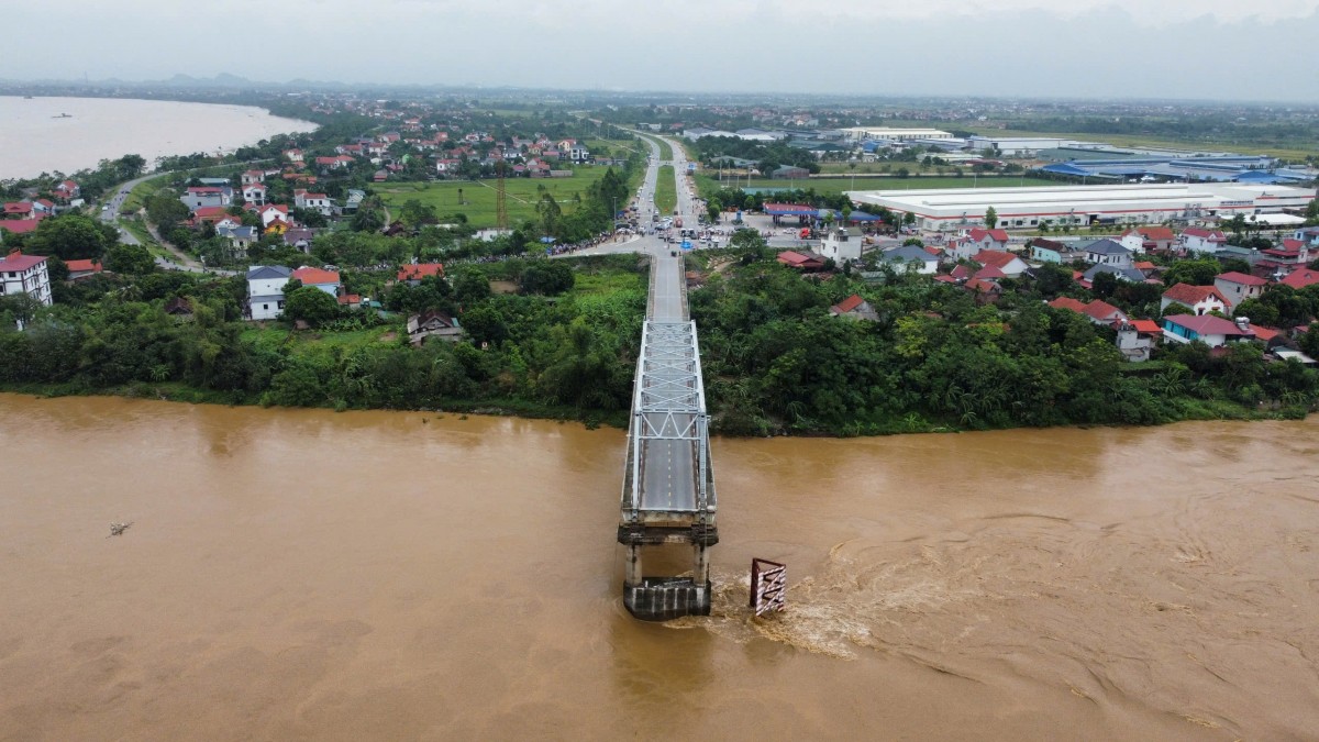 phần cầu còn lại (phía nối với xã Phùng Nguyên, huyện Lâm Thao, tỉnh Phú Thọ)