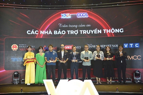 Ban tổ chức trao kỷ niệm chương cho đại diện các nhà bảo trợ truyền thông VCA 2024.