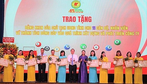 Trao Bằng khen của UBND Tỉnh cho cán bộ, nhân viên có thành tích trong đóng góp vào sự phát triển của Công ty (1)