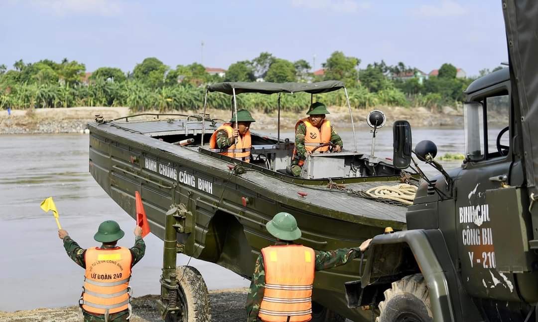 Tiến hành lắp cầu phao tạm thời thay thế cho cầu Phong Châu bị sập