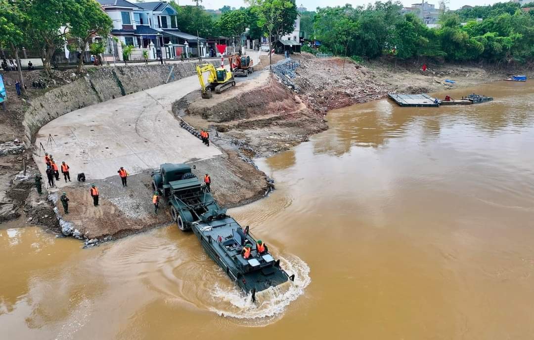 Tiến hành lắp cầu phao tạm thời thay thế cho cầu Phong Châu bị sập