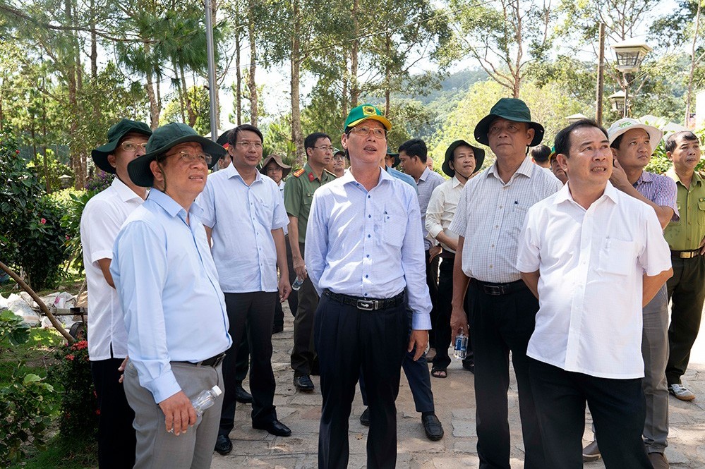 Chủ tịch tỉnh An Giang Hồ Văn Mừng kiểm tra tình hình phát triển du lịch tại Núi Cấm