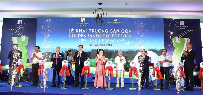 Các vị đại biểu thực hiện nghi lễ cắt băng tại lễ khai trương sân gôn Golden Sands Golf Resort Khai trương tuyệt phẩm sân gôn nơi miền di sản cố đô Huế Golden Sands Golf Resort