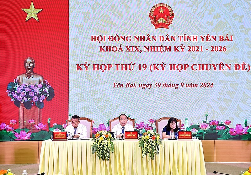 Đồng chí Tạ Văn Long - Phó Bí thư Thường trực Tỉnh ủy, Chủ tịch HĐND tỉnh và các đồng chí Phó Chủ tịch HĐND tỉnh Yên Bái chủ trì kỳ họp.