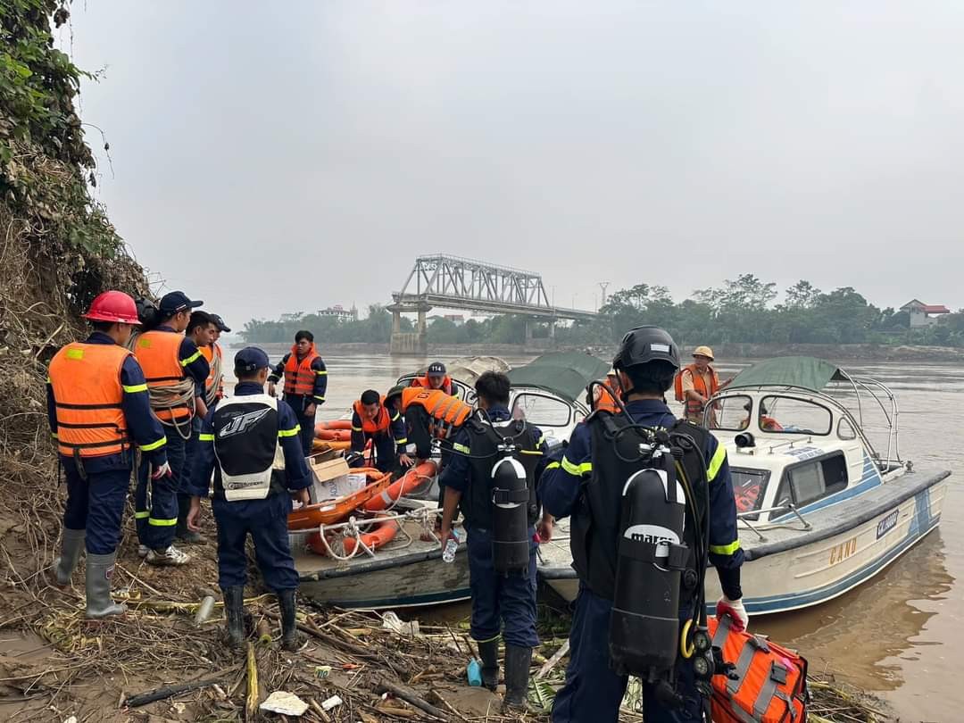 Vụ sập cầu Phong Châu: Bộ Quốc phòng hỗ trợ người nhái tìm kiếm cứu hộ, cứu nạn