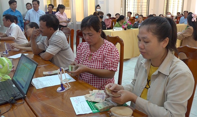 Người dân thị trấn Tràm Chim vay vốn phát triển sản xuất và chăn nuôi