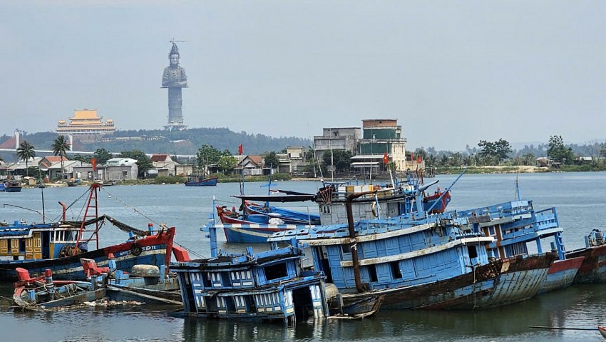 Mặc dù Quảng Ngãi có đội tàu hùng mạnh, sản lượng thủy sản khai thác hằng năm lớn (trên 270 nghìn tấn), nhưng chỉ có khoảng 47% sản lượng cập cảng trong tỉnh. Một nghịch lý nữa là, phần lớn sản lượng thủy sản cập cảng trong tỉnh được các thương lái ngoài tỉnh đến thu mua, chở đi tiêu thụ.