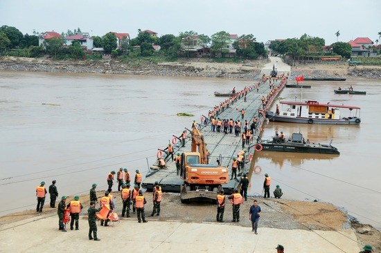 Tạm dừng hoạt động cầu phao Phong Châu