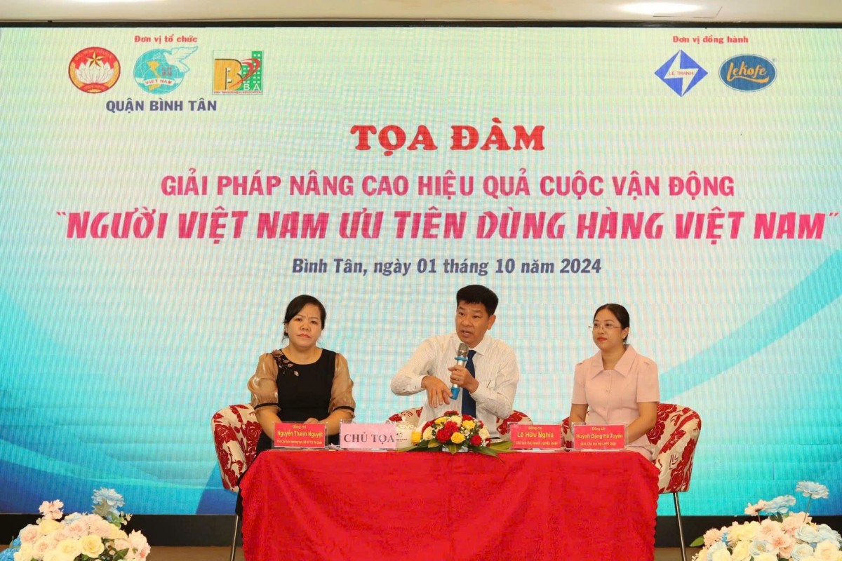 Các đại biểu chủ trì buổi toạ đàm