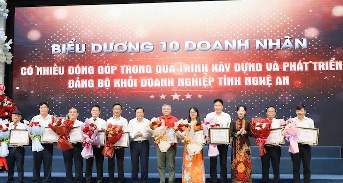 Đảng uỷ Khối Doanh nghiệp tỉnh Nghệ An tặng Giấy khen cho các doanh nghiệp, doanh nhân tiêu biểu