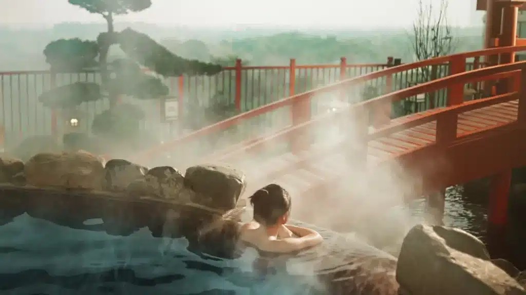 Không chỉ sinh viên, người thân cũng sẽ được sử dụng dịch vụ ưu đãi tại Mori Onsen - khu phức hợp khoáng nóng phong cách Nhật Bản rộng 2.000m2 trong khu Swanlake Residences. Được thả mình trong làn nước khoáng ấm nóng sau mỗi giờ học tập và sinh hoạt cường độ cao, quả là không thua kém cảm giác đang đi nghỉ dưỡng tại các resort suối nước nóng cách xa Thủ Đô.