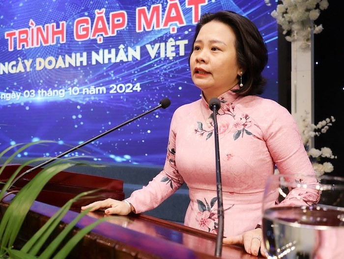 Bà Hồ Thị Thùy Trang - Bí thư Đảng ủy, Giám đốc VNPT Nghệ An tham luận về “Ứng dụng chuyển đổi số trong điều hành, phát triển sản xuất kinh doanh, bước tiến mới tại Đảng bộ khối Doanh nghiệp” tại sự kiện