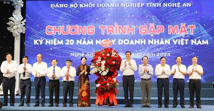 Lãnh đạo tỉnh nghệ An tặng hoa chúc mừng Ngày Doanh nhân Việt Nam