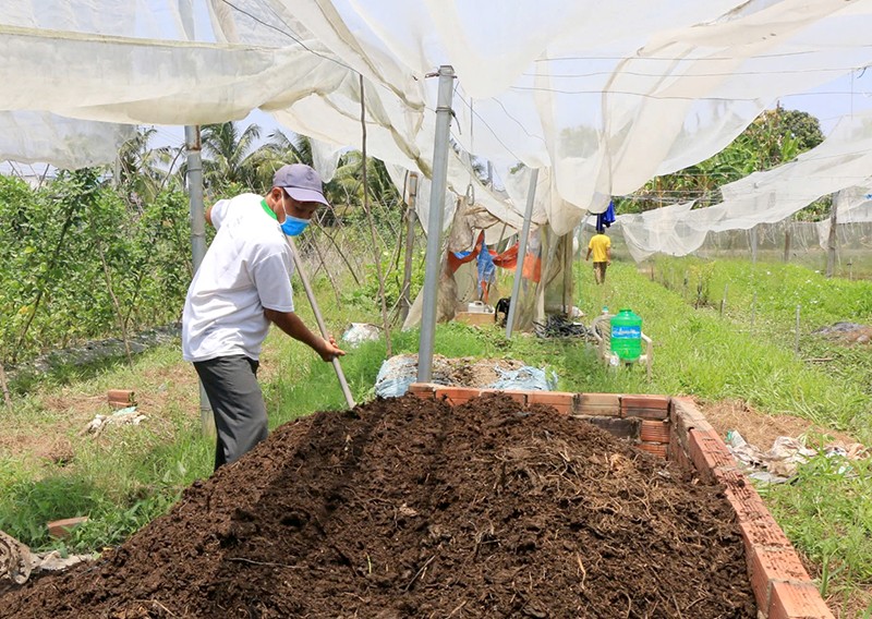 Nông dân xã Long Thuận, huyện Hồng Ngự tận dụng các phụ phẩm nông nghiệp làm phân hữu cơ sử dụng sản xuất nông nghiệp, góp phần tiết kiệm chi phí và bảo vệ môi trường