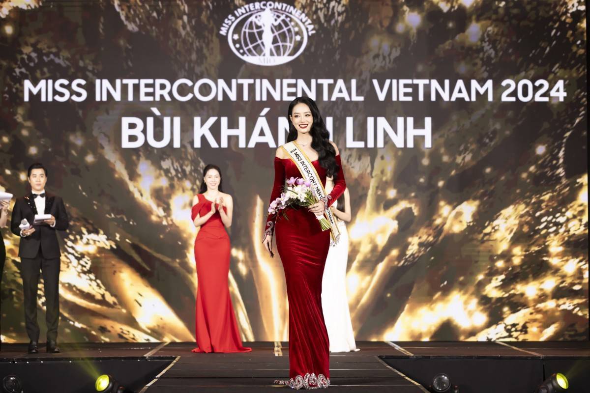 Á hậu Lê Nguyễn Ngọc Hằng tiến hành nghi thức trao dải băng Miss Intercontinental Vietnam 2024 cho á hậu Bùi Khánh Linh.