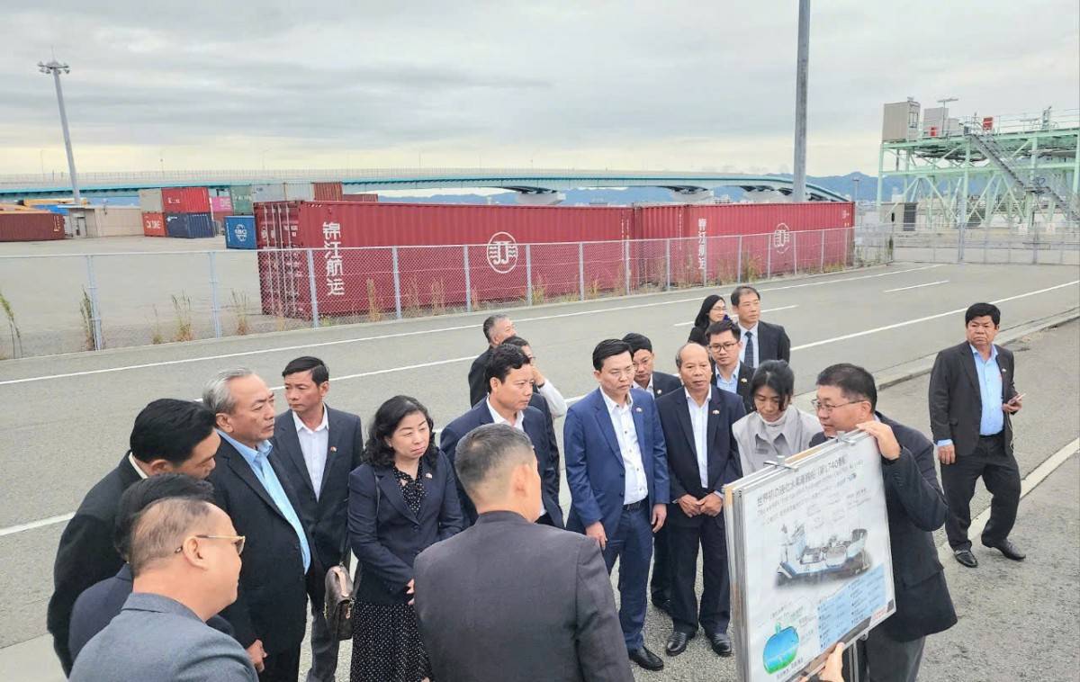 Đoàn tìm hiểu về phương pháo tồn trữ Hydro hóa lỏng tại Cảng Kobe, Nhật Bản