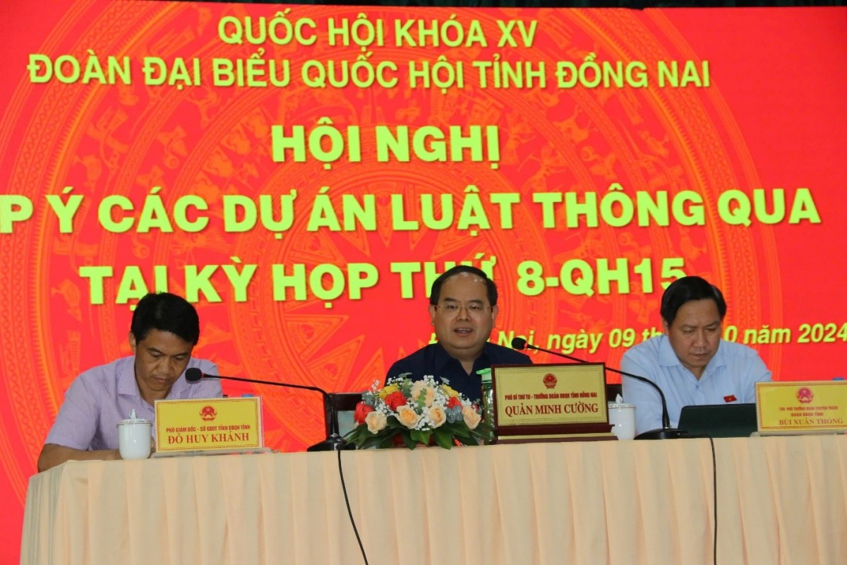 Phó Bí thư Tỉnh ủy, Trưởng đoàn Đại biểu Quốc hội tỉnh Đồng Nai Quản Minh Cường (ngồi giữa) chủ trì Hội nghị