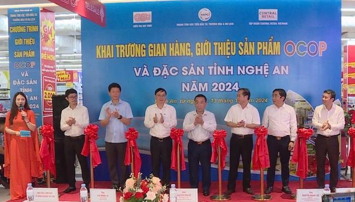 Ông Nguyễn Văn Đệ - Phó Chủ tịch UBND tỉnh Nghệ An và các đại biểucắt băng