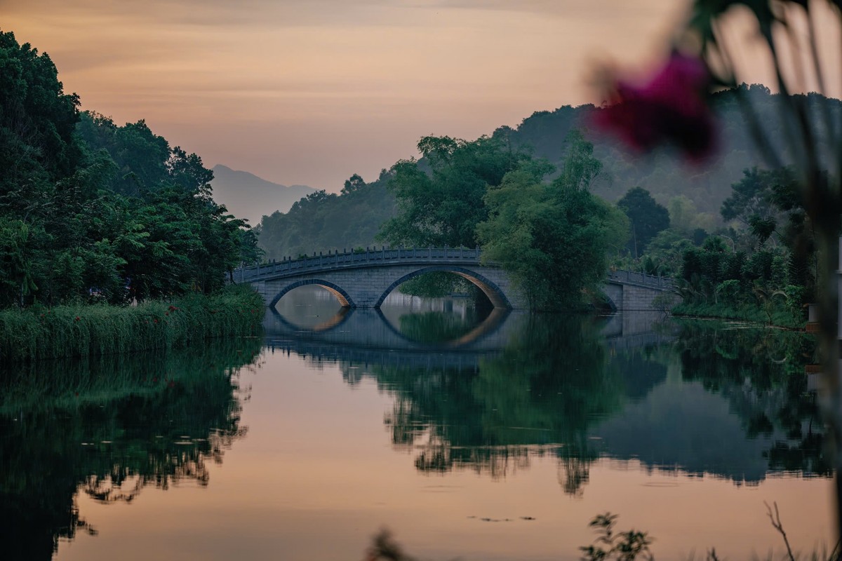 Mời bạn ghé thăm mảnh đất Thọ Xuân, nơi đặt cố đô Lam Kinh từng một thời rực rỡ. Hãy để chúng tôi chăm sóc bạn trong không gian yên bình  rộng 54ha khép kín giữa những nương đồi, rừng nguyên sinh cùng núi.