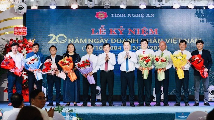 Lãnh đạo tỉnh Nghệ An tặng hoa chúc mừng đại diện Hiệp hội doanh nghiệp và các Hội doanh 