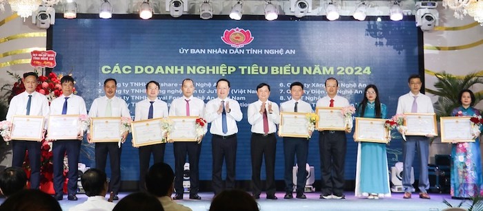 Lãnh đạo tỉnh Nghệ An tằng Bằng 