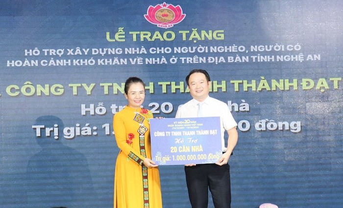 Tại Lễ kỷ niêm, các doanh nghiệp, Hiệp hội doanh nghiệp đã trao hỗ trợ xây dựng 53 căn nhà cho người nghèo, người có hoàn cảnh khó khăn về nhà ở trên địa bàn tỉnh trị giá hơn 2,6 tỷ đồng