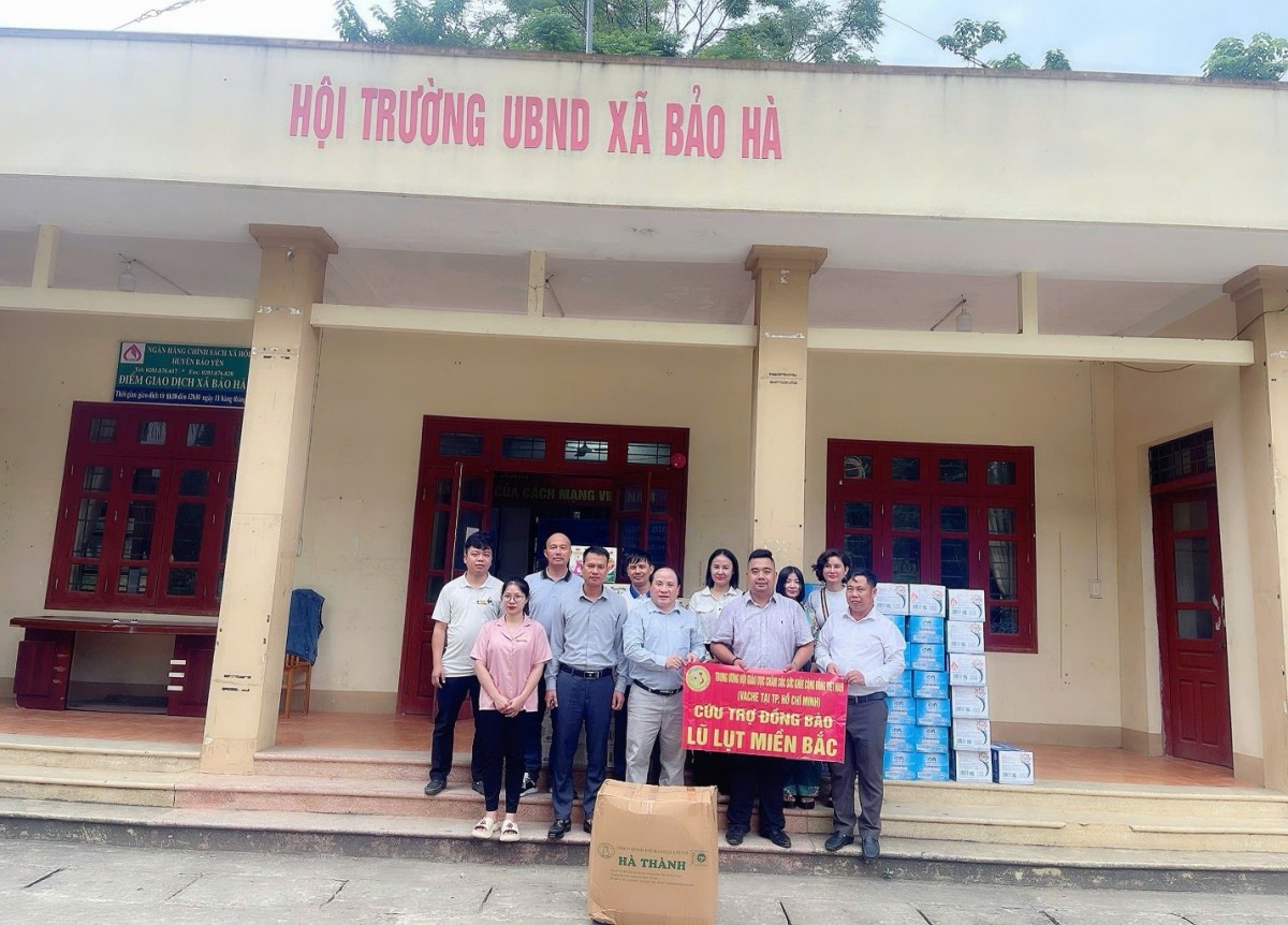 Ông Phạm Đình Vương, Giám đốc Trung Tâm UNESCO Văn Hóa Thông Tin Truyền Truyền Thông kiêm Trưởng Văn phòng đại diện Trung Ương VACHE tại TP. HCM và đoàn thiện nguyện trao quà cho MTTQ xã Bảo Hà, huyện Bảo Yên