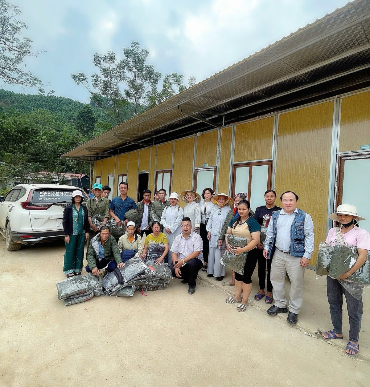 Ông Phạm Đình Vương, Giám đốc Trung Tâm UNESCO Văn Hóa Thông Tin Truyền Truyền Thông kiêm Trưởng Văn phòng đại diện Trung Ương VACHE tại TP. HCM và đoàn thiện nguyện trao quà từ thiện cho bà con tại Làng Nũ, xã Phúc Khánh, huyện Bảo Yên, tỉnh Lào Cai