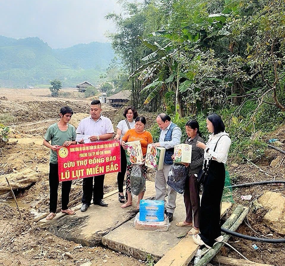Đoàn cứu trợ lũ lụt miền Nam trở lại miền Bắc đến với bà con làng Nủ lần 2