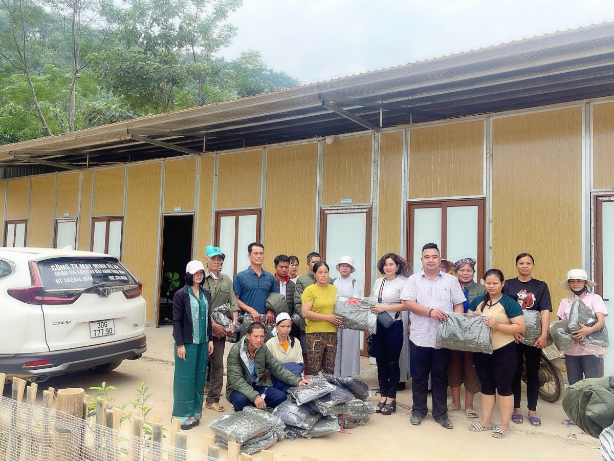 Đoàn Thiện nguyện cùng bà Vũ Thị Bích Ngân, ông Lê Đại Hiệp, bà Trần Hằng trao những chiếc áo nghĩa tình mùa đông cho bà con bị ảnh hưởng lũ lụt miền Bắc tại Làng Nũ, xã Phúc Khánh, huyện Bảo Yên