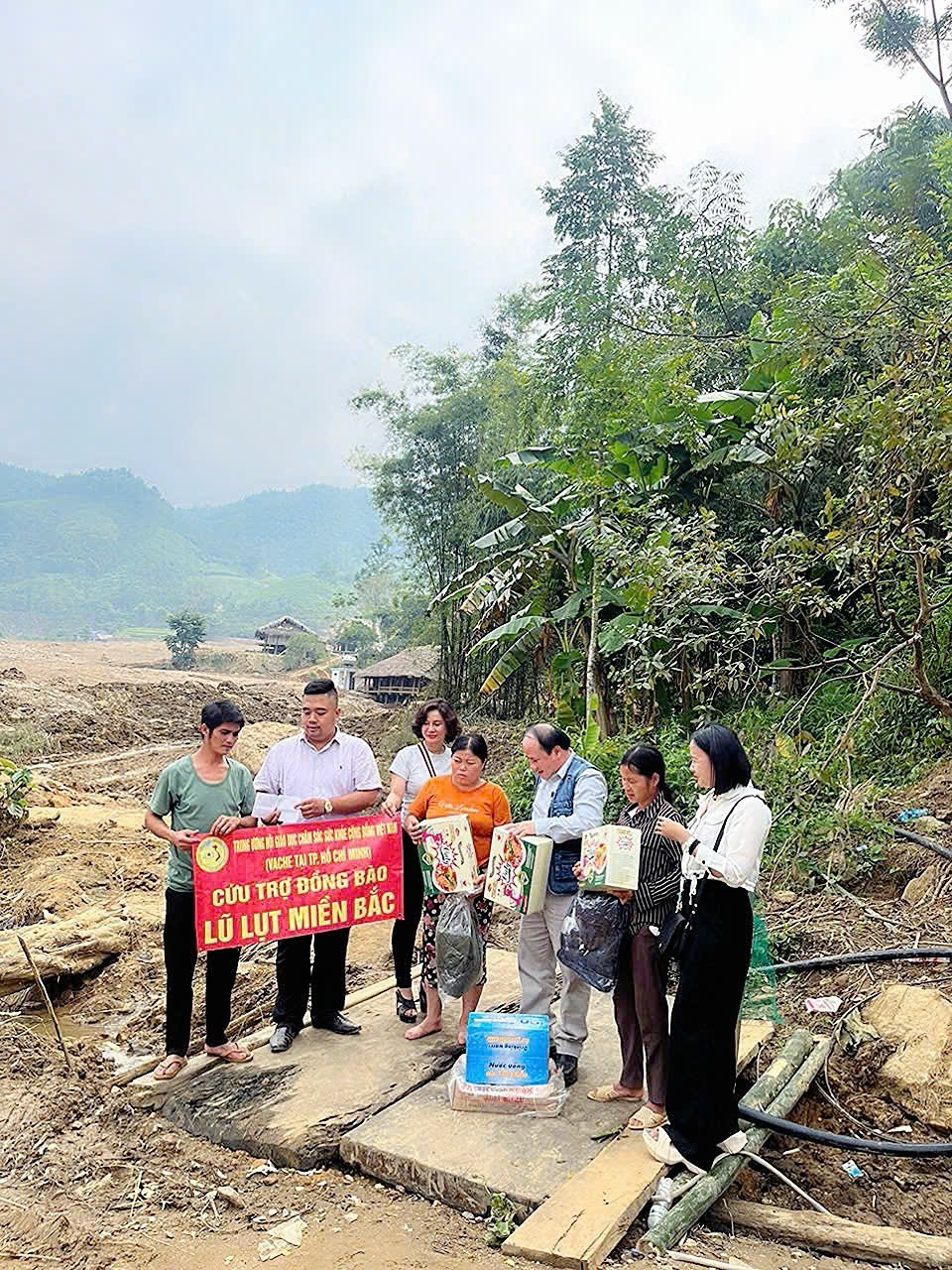 Ông Phạm Đình Vương, Giám đốc Trung Tâm UNESCO Văn Hóa Thông Tin Truyền Truyền Thông kiêm Trưởng Văn phòng đại diện Trung Ương VACHE tại TP. HCM và đoàn thiện nguyện trao quà từ thiện cho bà con tại Làng Nũ, xã Phúc Khánh, huyện Bảo Yên, tỉnh Lào Cai