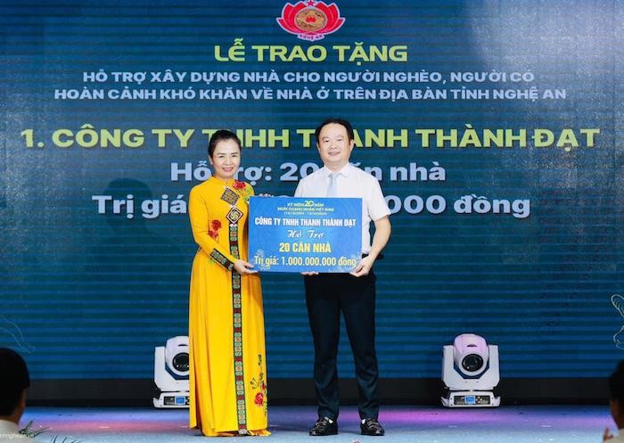 Doanh nghiệp trao tiền hỗ trọ xây nhà cho người nghèo, người có hoàn cảnh khó khăn về nhà ở  tại Lễ kỷ niệm 20 năm Ngày Doanh nhân Việt Nam