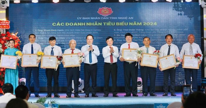 Lãnh đạo tỉnh Nghệ An tặng Bằng khen cho các doanh nhân tiêu biểu năm 2024