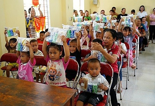 Cộng đồng góp 1, Vinamilk góp thêm 1, để nhân đôi hỗ trợ cho học sinh vùng thiên tai