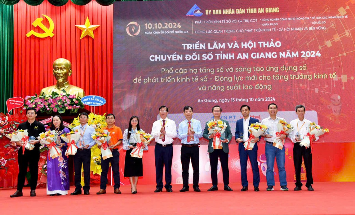 Phó Chủ tịch Ủy ban nhân dân tỉnh An Giang Lê Văn Phước tặng hoa và kỷ niệm chương cho các nhà tài trợ